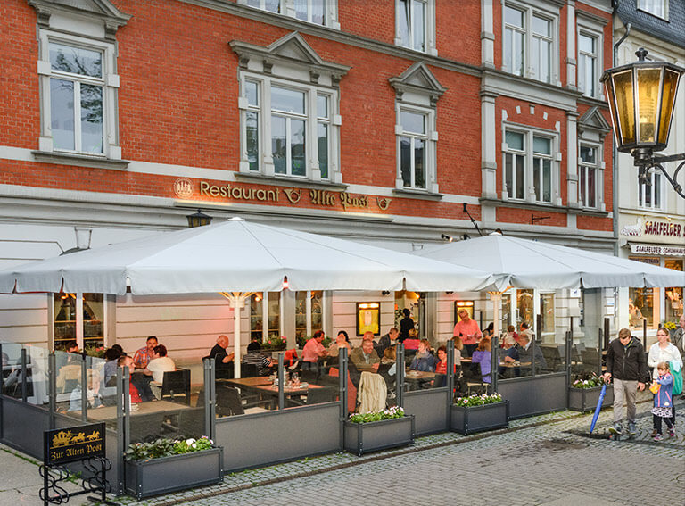 Unser Biergarten in der Fußgängerzone Biergarten in der Fußgängerzone ohne Straßenlärm