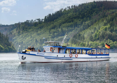 Die "Saaletal" bei einer Rundfahrt mit einer Reisegruppe